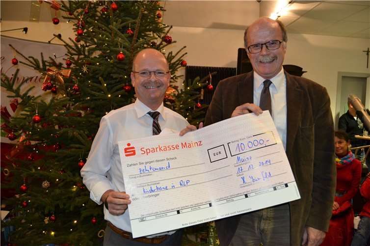 Das war eine besondere Überraschung. Helmut Liesenfeld (re.) hatte einen Scheck der Kriminalprävention Rheinland-Pfalz mit dabei. Der Erlös eines Benefizkonzertes mit dem Polizeiorchester Rheinland-Pfalz. Das Geld wird ebenfalls den Kinderheimen zugute kommen und verschiedenen Projekten zugeführt. Hermann Krupp (l.), Geschäftsführer des Krupp Medienzentrums Sinzig, war überwältigt von der Spendensumme. 