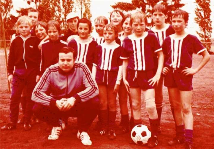 Das waren noch Zeiten: der jetzige Ehrenvorsitzende des VfB Polch, Anton Reiter, als Trainer der E-Jugend und sein Nachfolger Frank Breitbach (am Ball) als Spieler.