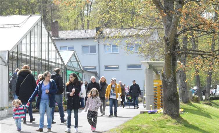 Das wechselhafte Aprilwetter schreckte nicht: Zahlreiche Gäste nutzten die Gelegenheit zu einem Rundgang über das Betriebsgelände der Caritas-Werkstätte in Niederelbert.