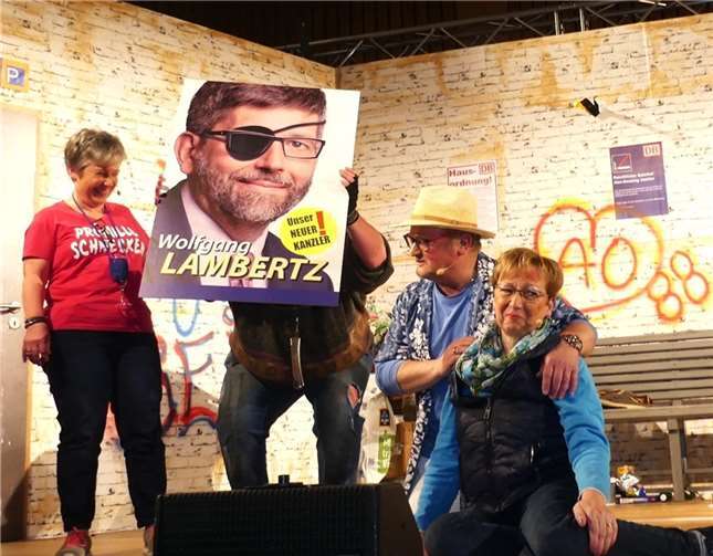 Das weggewehte Werbeschild von Cochems VG-Bürgermeister Wolfgang Lambertz als Kanzlerkandidat hat die brave Christa am Kopf getroffen.