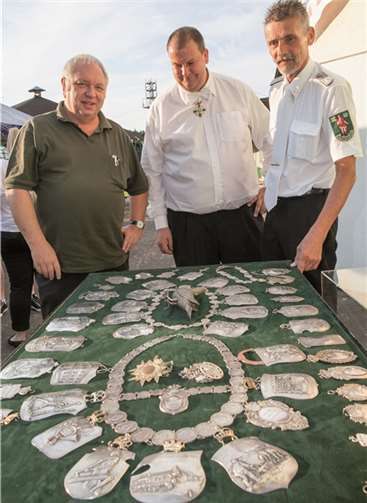 Das wertvolle Schützensilber sorgte für glänzende Augen beim Villiper Schützenfest. Der Zweite Brudermeister Thomas Brück (Mitte) und Schatzmeister Rainer Wolf (rechts) konnten den Interessenten einiges zu den Objekten erzählen.