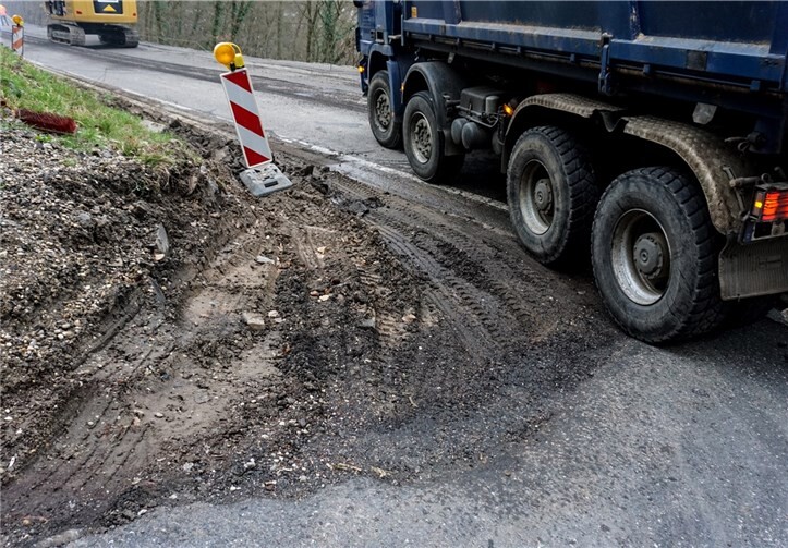 Das widerrechtliche Befahren durch den Schwerlastverkehr während der Bauphase verursachte erhebliche Schäden.