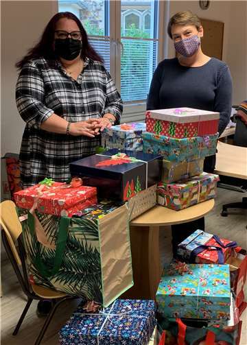 Das wird für die Kinder eine Freude! Bei so vielen schön verpackten Päckchen kommt schon jetzt bei (v.li.) Michaela Schopp und Dagmar Scheel Weihnachtsstimmung auf.Foto: Caritas