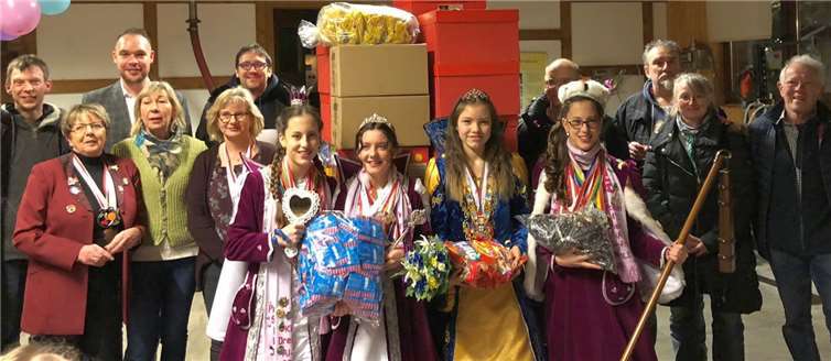 Das zarte Gewicht der Tollitäten reichte kaum aus, um all das zur Verfügung stehende Wurfmaterial aufzuwiegen. Foto: privat