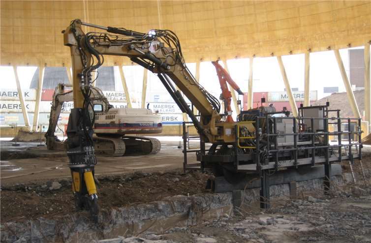 Das zehn Tonnen schwere Abbruchgerät wird den Turm Stück für Stück abtragen.