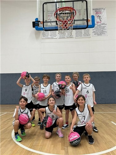 Das zehnköpfige Spielerteam der KGS Meckenheim am Finaltag morgens im Ausbildungszentrum der Telekom Baskets.