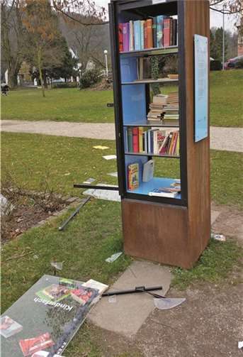 Das zerstörte Bücherregal im Kurpark Bad Breisig. PI Remagen