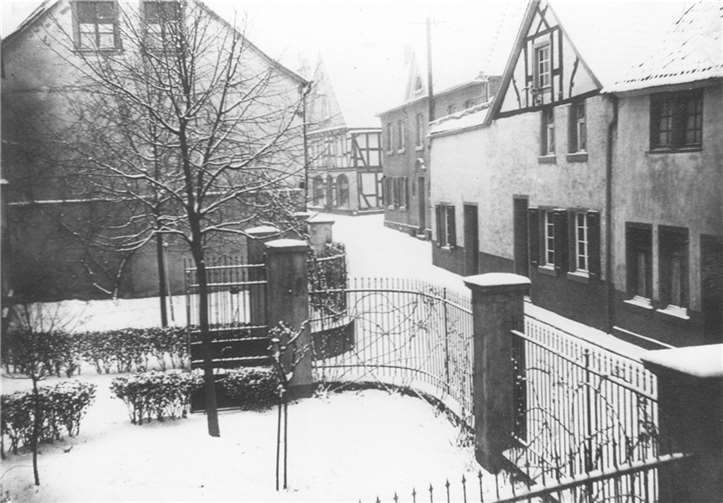 Das zurückliegende Haus/Ecke Burgstraße wurde in den 20ern auf den Trümmern des Roos-Hauses aufgebaut.