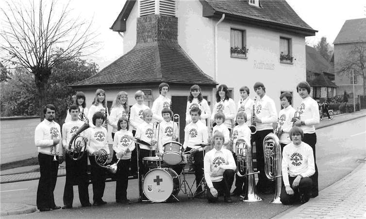 Das zweite Jugendorchester des DRK Blasorchesters Daubach aus dem Jahr 1979vor dem Rathaus unter Leitung von Walter Frink (vordere Reihe links). Foto: Archiv/privat