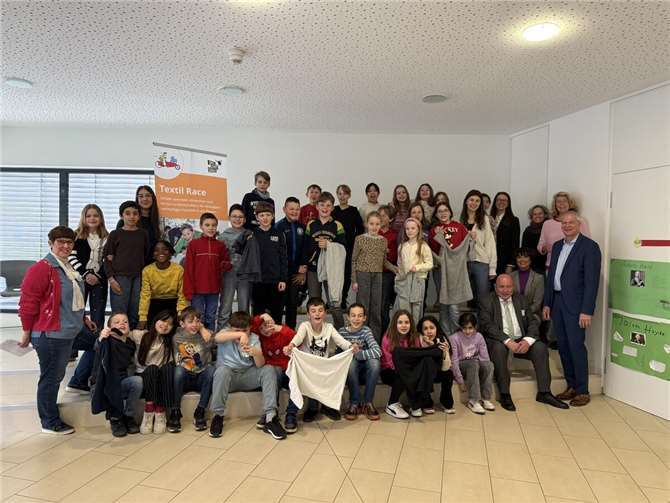 Das zweite Textil Race 2025 startet im Ahrtal! Unter der Schirmmherrschaft von Umweltministerin Katrin Eder und mit Leo Biewer, Präsident des DRK-Bezirksverband Koblenz e.V. feierten die Schüler der Kirschblütenschule den Beginn der Alttextil-Sammelaktion.  Foto: Christina Schunk, Kirschblütenschule Mülheim-Kärlich