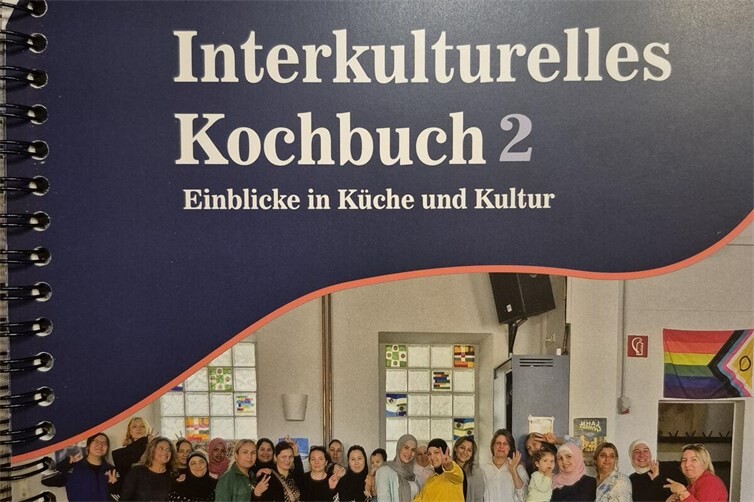 Das zweite interkulturelle Kochbuch des Frauencafés vereint Rezepte und persönliche Geschichten der beteiligten Frauen.