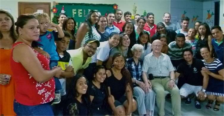 DasEhepaar Mürtz inmitten ehemaliger Patenkinder.privat