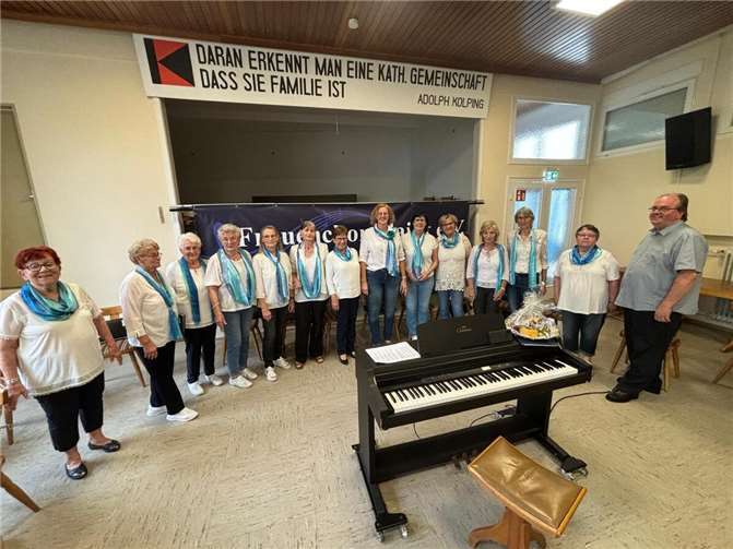 DasZweimal jährlich, im Frühjahr und zur Adventszeit, lädt der Chor zu einem gemütlichen Zusammensein mit Kaffee, Kuchen und Gesang ein.  Foto: privat