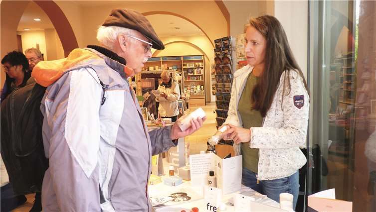 Dass Naturkosmetik nicht teuer sein muss, bewies Imke Effertz aus Mendig an ihrem „Ringana“-Stand.
