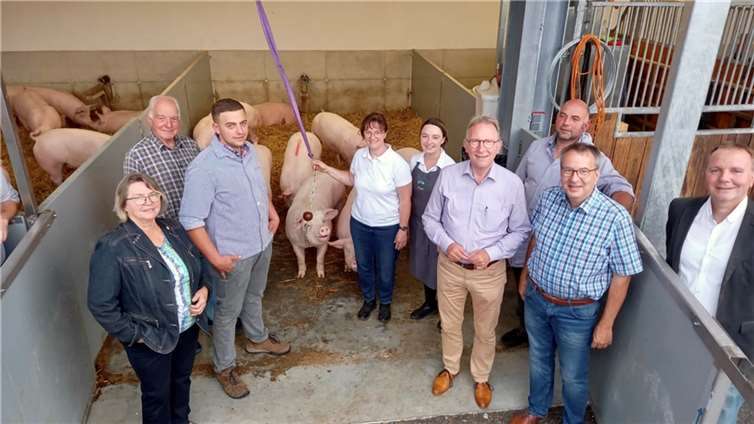 Dass Schlachtung und Tierwohl nicht im Widerspruch stehen, davon überzeugten sich Erwin Rüddel und Vorstände des CDU-Gemeindeverbandes Dierdorf, bei der Landschlachterei Siegel. Foto: privat