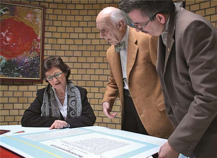 Dass auch ein Bundesgesetzblatt durchaus amüsant sein kann, zeigt Ernst Jörg Kruttschnitt (M.) Wachtbergs Bürgermeisterin Renate Offergeld und Archivar David Held.Gemeinde Wachtberg