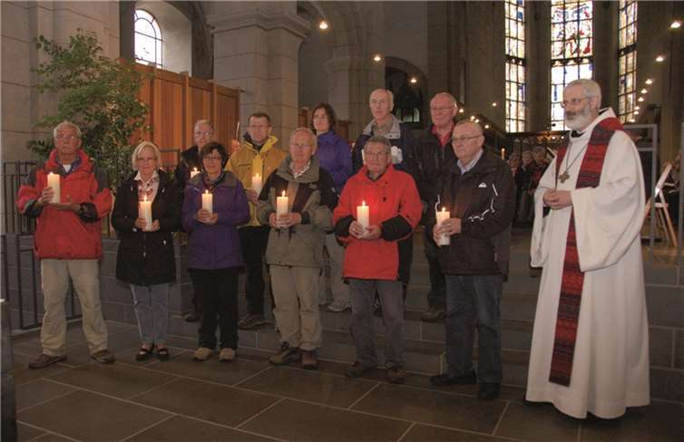 Dass der „Pilgervirus“ lange anhalten kann, bewies erneut die Ehrung der „Jubiläums-Pilger“, die bereits zum zehnten Mal den Fußweg nach Trier (also insgesamt rund 1000 Kilometer) geschafft haben: (V.l.) Helmut Lehnert, Rainer Hauck, Ruth Bauchmüller, Gabi und Otmar Maur, Anna Hausmann, Herbert Hannus, Ewald Görgen, Ernst Möhnen und Werner Schäfer.