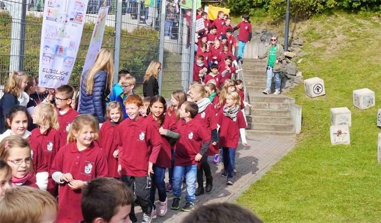 Dass der erste Platz der Kinderrechte in Höhr-Grenzhausen errichtetwude, ist kein Zufall. Hier kümmert man sich um den Nachwuchs.