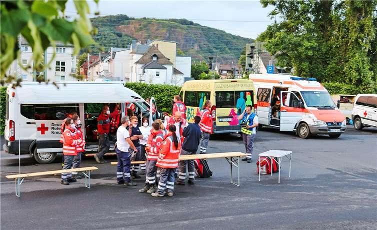 Dass die Grundversorgung im Kreis Ahrweiler durch den DRK-Kreisverband Ahrweiler e.V. und seinen neun DRK-Ortsvereinen gewährleistet ist, wurde am vergangnen Dienstagabend am Bahnhof Remagen deutlich. Aufgrund der Meldung eines brennenden Zuges im Bahnhof Remagen wurde Großalarm für die DRK-Rettungskräfte ausgelöst. Glücklicherweise entpuppte sich die Zugstörung als kleiner Defekt.