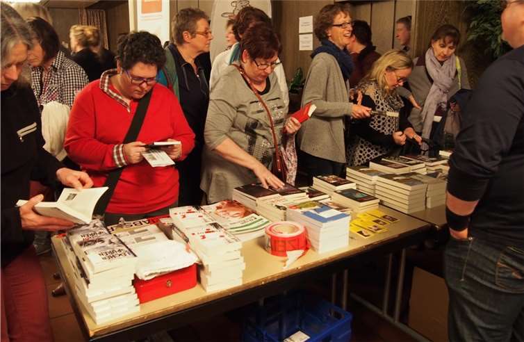 Dass es den Autoren gelang in kurzer Zeit viel Spannung aufzubauen, bewies der Andrang am Stand einer Buchhandlung, die die jeweiligen Werke zum Kauf anbot. -UBU-