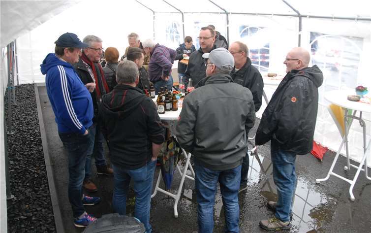 Dass es regnet, ist beim Isenburger Schlachtfest fast so gewiss wie die Tatsache, dass der Saynbach bergab fließt. Deshalb gibt es im Hof vor dem Gemeindehaus immer ein schützendes Zelt, unter dem sich die robusteren Besucher der Veranstaltung einfinden.