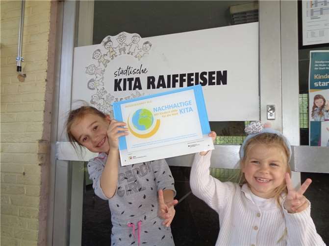 Dass ihre Kita Raiffeisen als „Nachhaltige Kita“ ausgezeichnet wurde, macht das Team und vor allem auch die Kinder mächtig stolz.  Foto: Lea von Frankenberg