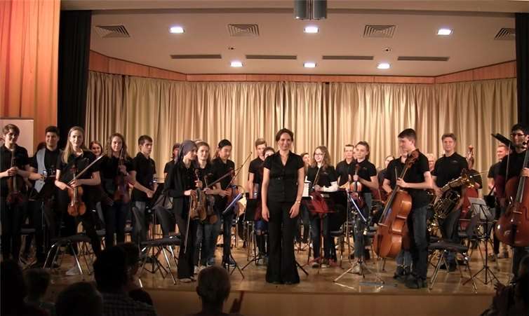 Dass junge Leute musikalisch begeistern können, zeigten 60 junge Musikantinnen und Musikanten unter Leitung von Hella Wallbaum. Foto: Musikschule Ahrweiler