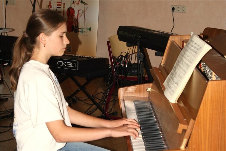 Dass man auch als junge Musikerin bereits mit brillantem Spiel aufwarten kann, stellte Claire Grünwald am Klavier unter Beweis.