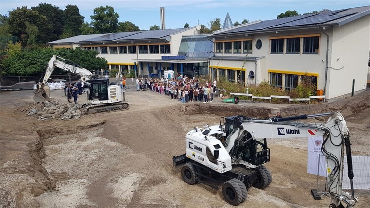 Dass man es an der Hasenfänger Grundschule mit dem Anbau eilig hat, bewies die Tatsache, dass zum Spatenstich bereits eine tiefe Baugrube ausgehoben war.