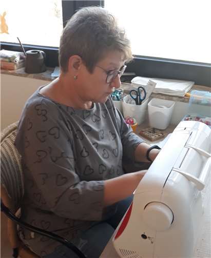 Dass man mit seinem Hobby viel Gutes tun kann, zeigt Elke Stangl, die für die Caritas Mundschutzmasken näht.Foto: privat