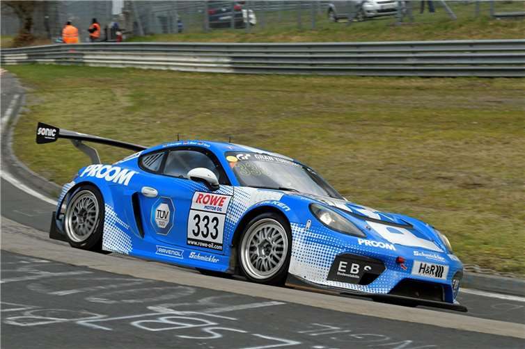 Dass nicht nur BMW einen Hattrick erringen kann, zeigte auch Carsten Knechtges (Mayen) der mit seinen Teamkollegen in der Klasse SP3T mit dem Schmickler Porsche den dritten Sieg in Folge einfuhr.