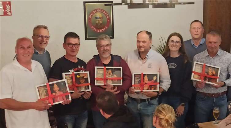 Dass sich die Bemoosten in so guter Form befinden, liegt ganz entscheidend an dem langjährigen Engagement von Fred Pretz (bish. 1. Vorsitzender), Volker Witte (bish. Geschäftsführer), Norbert Schaaf (Bühnenbild), Horst Wächter (bish. Sitzungspräsident und als solcher ein echter Glücksfall für die Bemoosten), sowie Andreas Bomm (bish. 2. Vorsitzender). (v.l.n.r., die mit den Portraits, die den Herren als kleiner Ausdruck des großen Danks überreicht wurden).