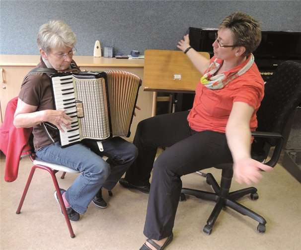 Dass sich die Musikschule nicht nur als Anbieter für Kinder und Jugendliche sieht, konnte diese ältere Musikliebhaberin bei Akkordeonlehrerin Anna Beyer erfahren.