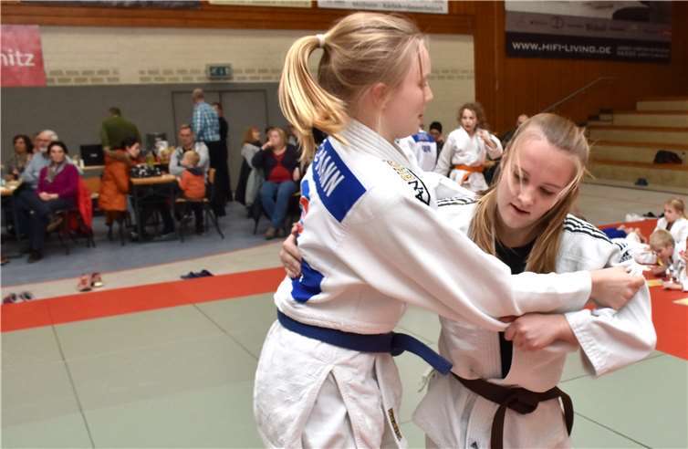 Dass sie auch beim Judo einiges auf die Matte bringt, zeigte Francesca nach ihren Ehrungen.
