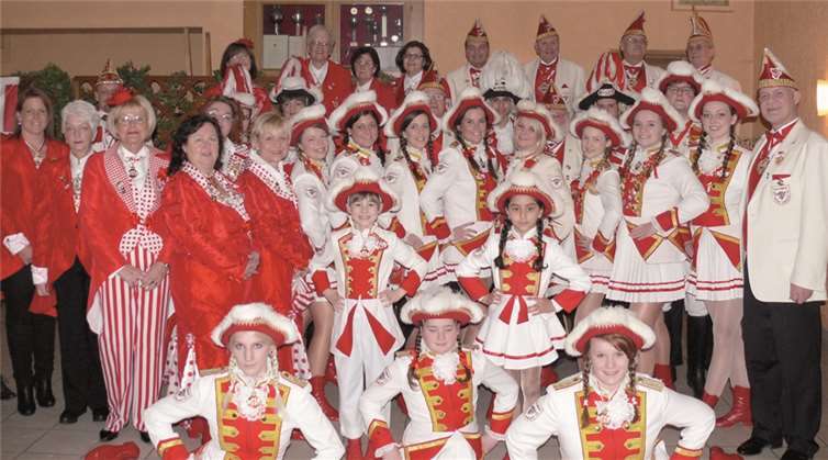 Dass sie in tadellosem Putz in die Session starten können, mussten die Rot-Weißen Funken beim Uniformappell beweisen. privat