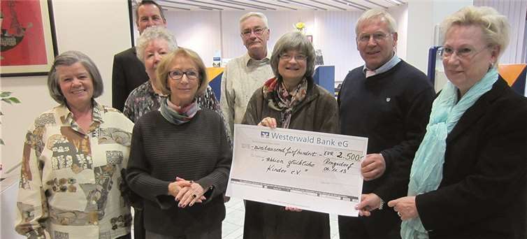 Dass sie mit dem Geld anderen eine Freude machen können, das stimmte (v. l.) Magdalene Krumnow, Ilse Kaul, Ursula Fuhr und Marie-Luise Dingeldey sowie Heiko Zelmer von der Westerwaldbank (im Hintergrund) froh und sie übergaben die stattliche Summe gerne in die Hände der Vertreter des Vorstands der „Aktion Glückliche Kinder“ e.V. privat