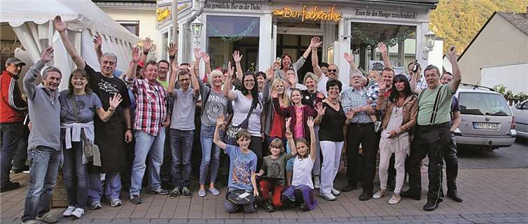 Dass sie sich bei Melli und Klaus wohlfühlen, zeigten die Gäste durch ihr zahlreiches Erscheinen beim fünfundzwanzigjährigen Jubiläum.-EP-