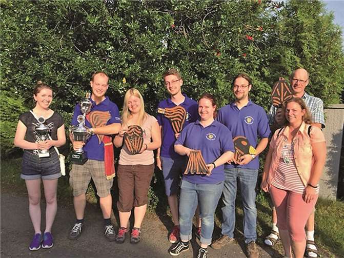 Dattenberg. Am vergangenen Sonntag fand das Königsschießen des Junggesellenvereins Dattenberg in Hähnen statt. Den Ehrendamenpokal gewann ganz knapp Aline Grunwald. In diesem Jahr sind Markus Kröll, welcher zugleich auch noch den Junggesellenpokal und den linken Flügel abstaubte, und Hanna Lena Mundus das Königspaar. Malte Kuhn schoss den rechten Flügel, Anne Schmitz den Schweif und Martin Kröll den Kopf. So spannend sich das Schießen um den König gestaltete, so schnell stand das Bürgerkönigspaar fest. Das sind in diesem Jahr Anne und Frank Nußbaum. Hier schoss Patrick Wehrmaijer sowohl den linken Flügel als auch den Schweif, Peter Schneider den rechten Flügel und den Kopf.privat