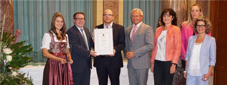 Dattenberg (v.l.n.r.): Weinkönigin Kira I aus Dattenberg, ADD-Präsident Thomas Linnertz, 1.Beigeordneter der Ortsgemeinde, Stefan Betzing, Landrat Achim Hallerbach sowie Mitglieder der Kreisjury.