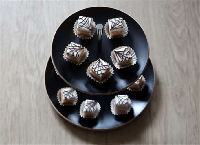 Ein Herz für süße Speisen Dauerbrenner aus der Zuckerbäckerei: Köstliche Petit Four.