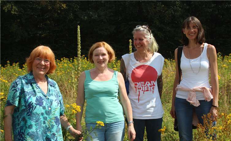 Dauerhaft blühende Flächen – geliebt von Schmetterlingen, Blütenbesuchern, Vögeln und Menschen – ohne Bewässerung und ohne Dünger. Lebensgärtnerin Mora Knoepfler (li.) zeigt Gartenkurs-Teilnehmerinnen, wie man sie nachhaltig anlegt. privat