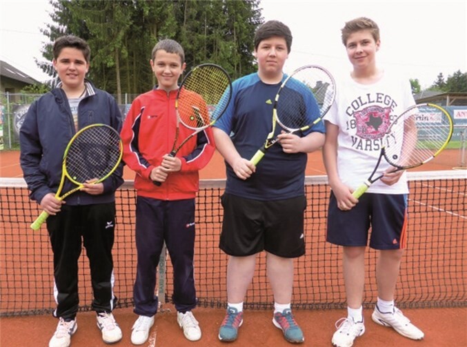 Daufenbach. Mit zwei Siegen und einer Niederlage ist die Jugend M15 der Daufenbacher Tennisfreunde e.V. in die neue Medenrunde gestartet. Das Team um Mannschaftsführer Patrick Bekker gewann in Herschbach mit 9:5 und schickte den TC Diez mit 12:2 nach Hause. Justin Ströder, Patrick Bekker, Felix Schneider und Dustin Deneu (v.l.).privat