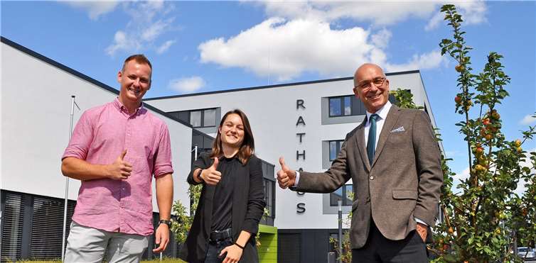 Daumen hoch: Bürgermeister Bert Spilles (rechts) gratuliert Niklas Otto und Alina Blissenbach (von links) zum erfolgreichen Abschluss ihres dualen Studiums. Foto: Stadt Meckenheim