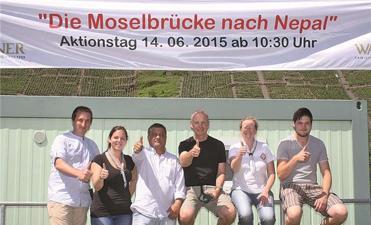 Daumen hoch. Das Vorstandsteam vom Verein „Die Moselbrücke nach Nepal“ um seine Vorsitzende Nina Jobelius (zweiter v.r.) unterstützt die nepalesische Heimatregion von Mohan Homegan (dritter v.l.) mit finanziellen Mitteln. TE