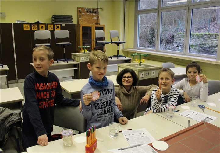Daumen hoch! Schüler und Eltern konnten am Tag der offenen Tür an der Realschule plus und Fachoberschule Untermosel an vielen Mitmachangeboten teilnehmen und erhielten wichtige Informationen über das Bildungsangebot der Schule.Realschule plus und Fachhochschule Untermosel