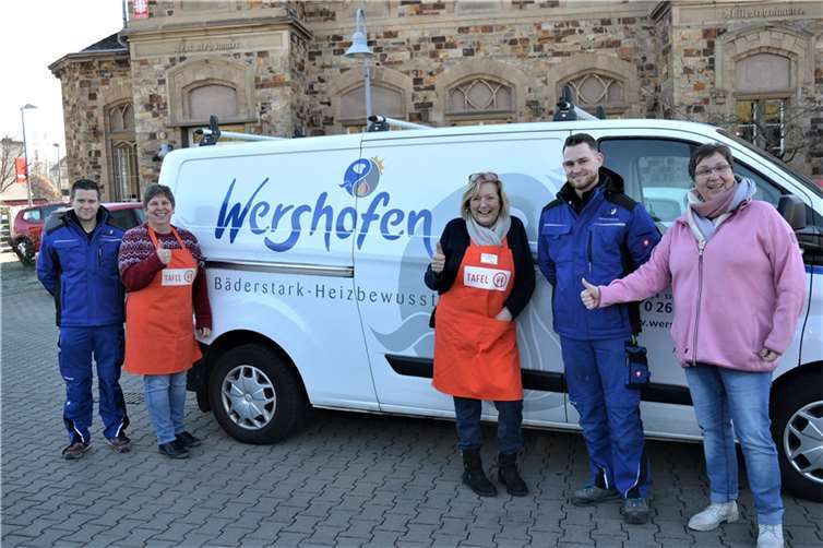 Daumen hoch! (Von links) Lukas Wershofen, Angelika Schorn, Helga Külshammer, Marcel Wershofen und Mary Witsch bei der Spendenübergabe. Foto: E.T. Müller