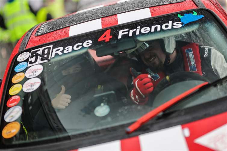 Daumen hoch bei Beifahrer und Fahrer. 120 ehrenamtliche Piloten chauffierten die Teilnehmer über die Strecke. Foto: Patrick Funk