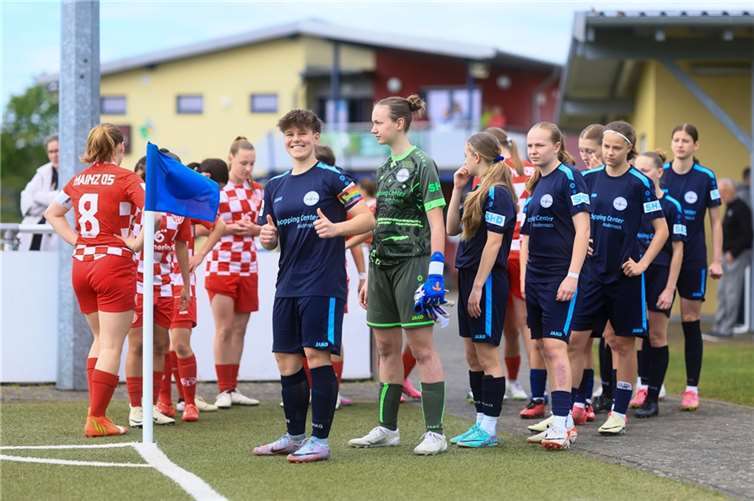 Daumen hoch bei U17-Kapitänin Berit Reich: Bereits vor dem letzten Spiel in der U17-Bundesliga gegen den FSV Mainz 05 stand der Klassenerhalt fest. Weiter geht es in Andernach mit einer U19. Fotos: Tobias Jenatschek