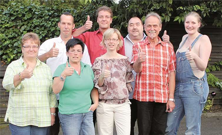 Daumen hoch beim neu gewählten Vorstand der Oedinger Rheinhöhenfunken.privat
