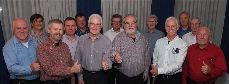 Daumen hoch - der (neue) Vorstand des Rübenacher Männerchors zeigte sich guter Dinge. privat